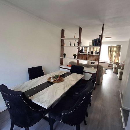 Nicely Decorated 3 Bedroom House Near Heathrow, London Staines-upon-Thames Buitenkant foto
