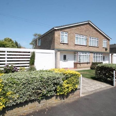 Nicely Decorated 3 Bedroom House Near Heathrow, London Staines-upon-Thames Buitenkant foto