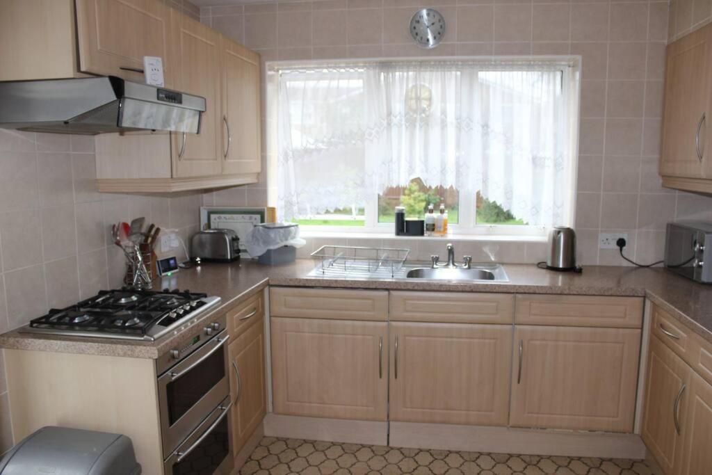 Nicely Decorated 3 Bedroom House Near Heathrow, London Staines-upon-Thames Buitenkant foto