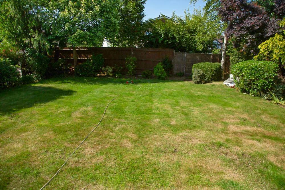 Nicely Decorated 3 Bedroom House Near Heathrow, London Staines-upon-Thames Buitenkant foto