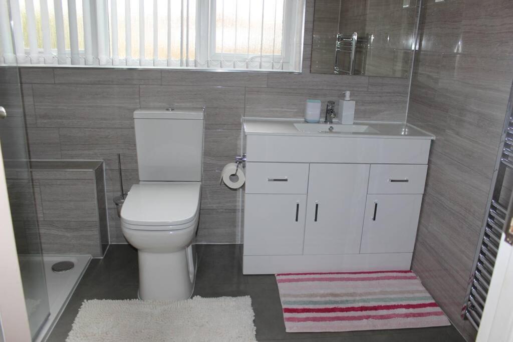 Nicely Decorated 3 Bedroom House Near Heathrow, London Staines-upon-Thames Buitenkant foto