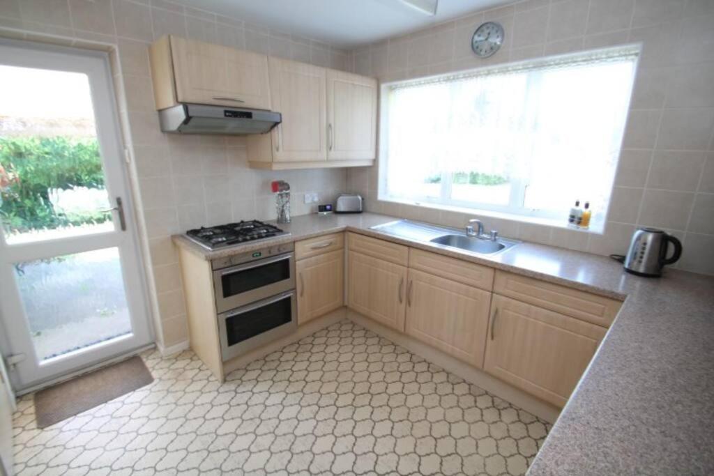 Nicely Decorated 3 Bedroom House Near Heathrow, London Staines-upon-Thames Buitenkant foto