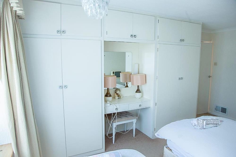 Nicely Decorated 3 Bedroom House Near Heathrow, London Staines-upon-Thames Buitenkant foto