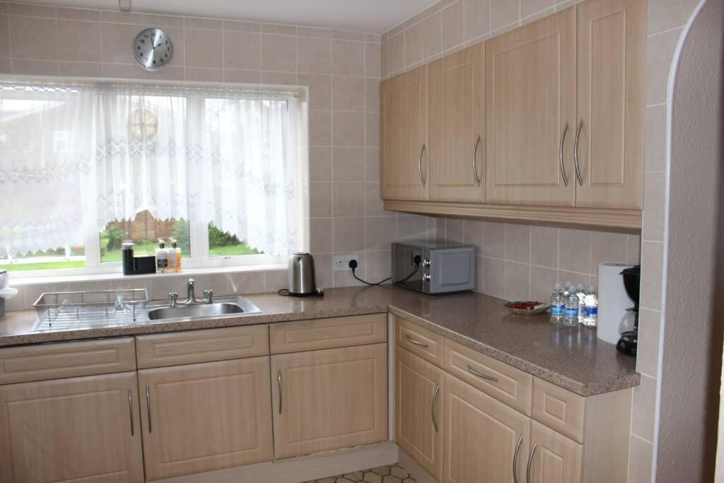 Nicely Decorated 3 Bedroom House Near Heathrow, London Staines-upon-Thames Buitenkant foto