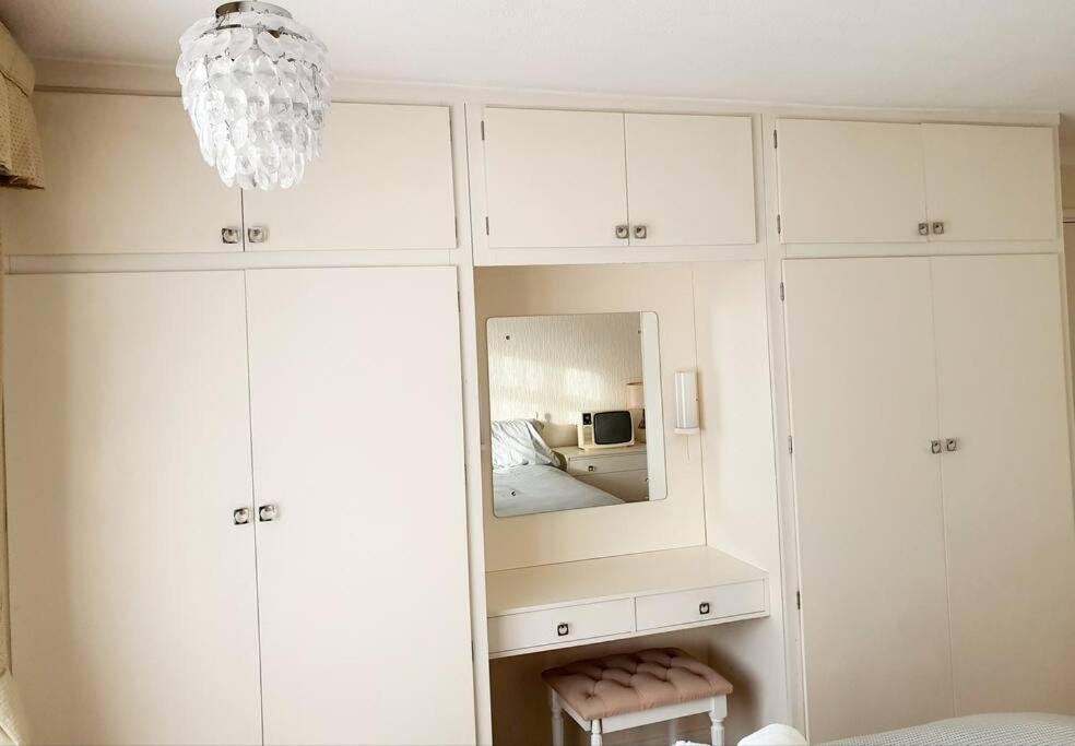 Nicely Decorated 3 Bedroom House Near Heathrow, London Staines-upon-Thames Buitenkant foto