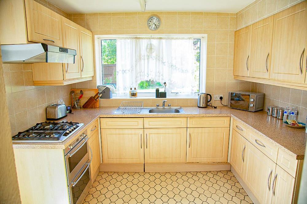 Nicely Decorated 3 Bedroom House Near Heathrow, London Staines-upon-Thames Buitenkant foto