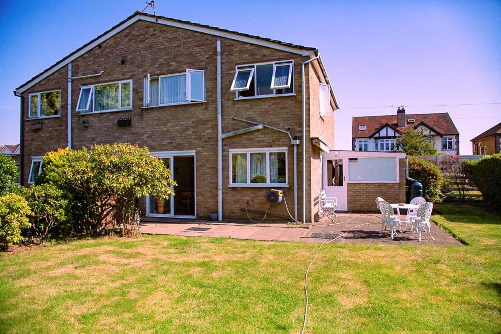 Nicely Decorated 3 Bedroom House Near Heathrow, London Staines-upon-Thames Buitenkant foto