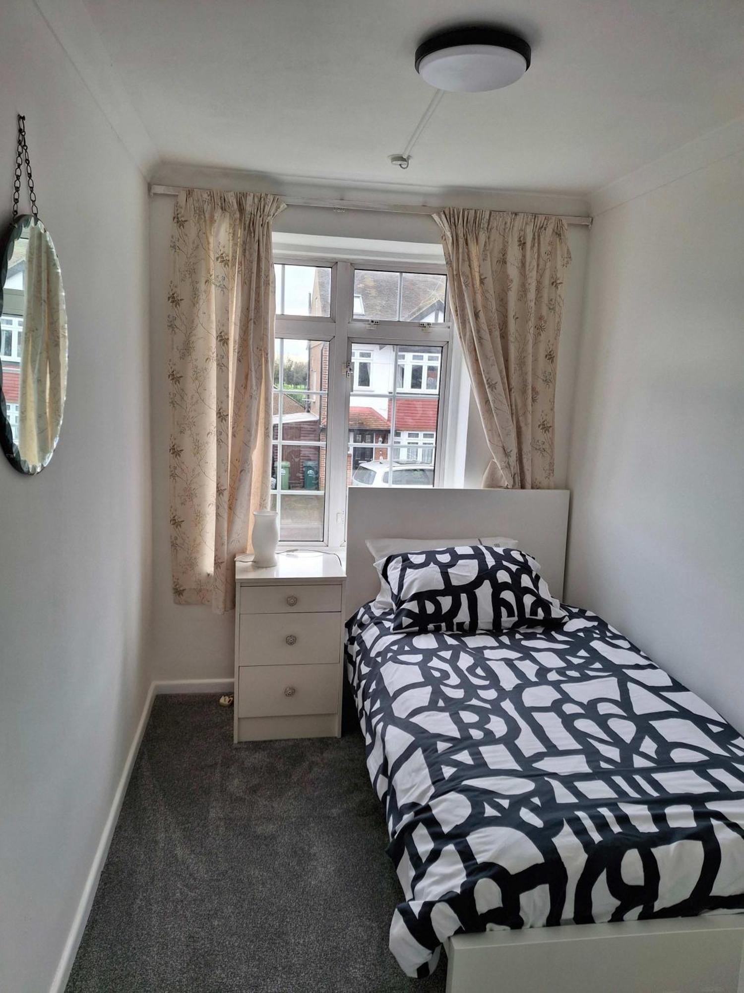 Nicely Decorated 3 Bedroom House Near Heathrow, London Staines-upon-Thames Buitenkant foto