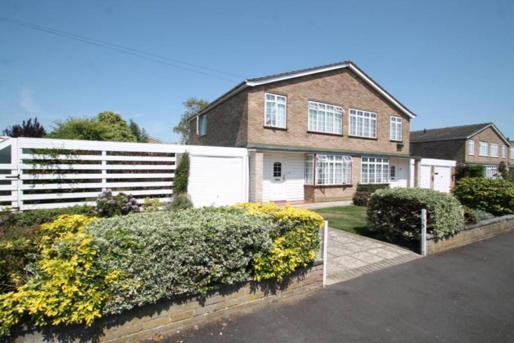 Nicely Decorated 3 Bedroom House Near Heathrow, London Staines-upon-Thames Buitenkant foto