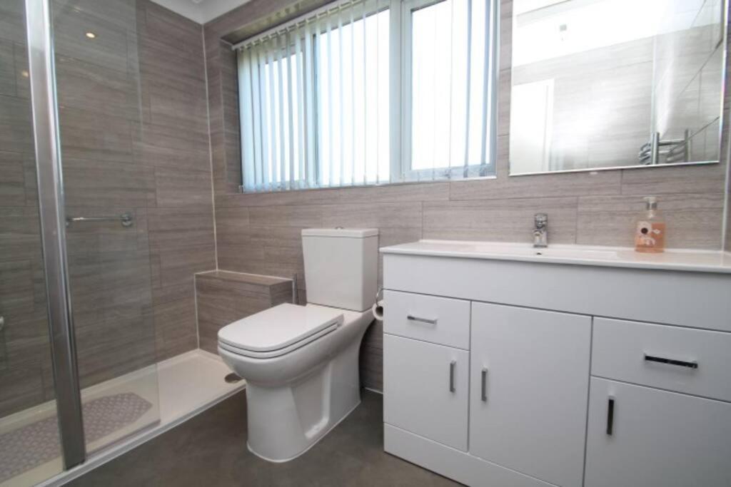 Nicely Decorated 3 Bedroom House Near Heathrow, London Staines-upon-Thames Buitenkant foto