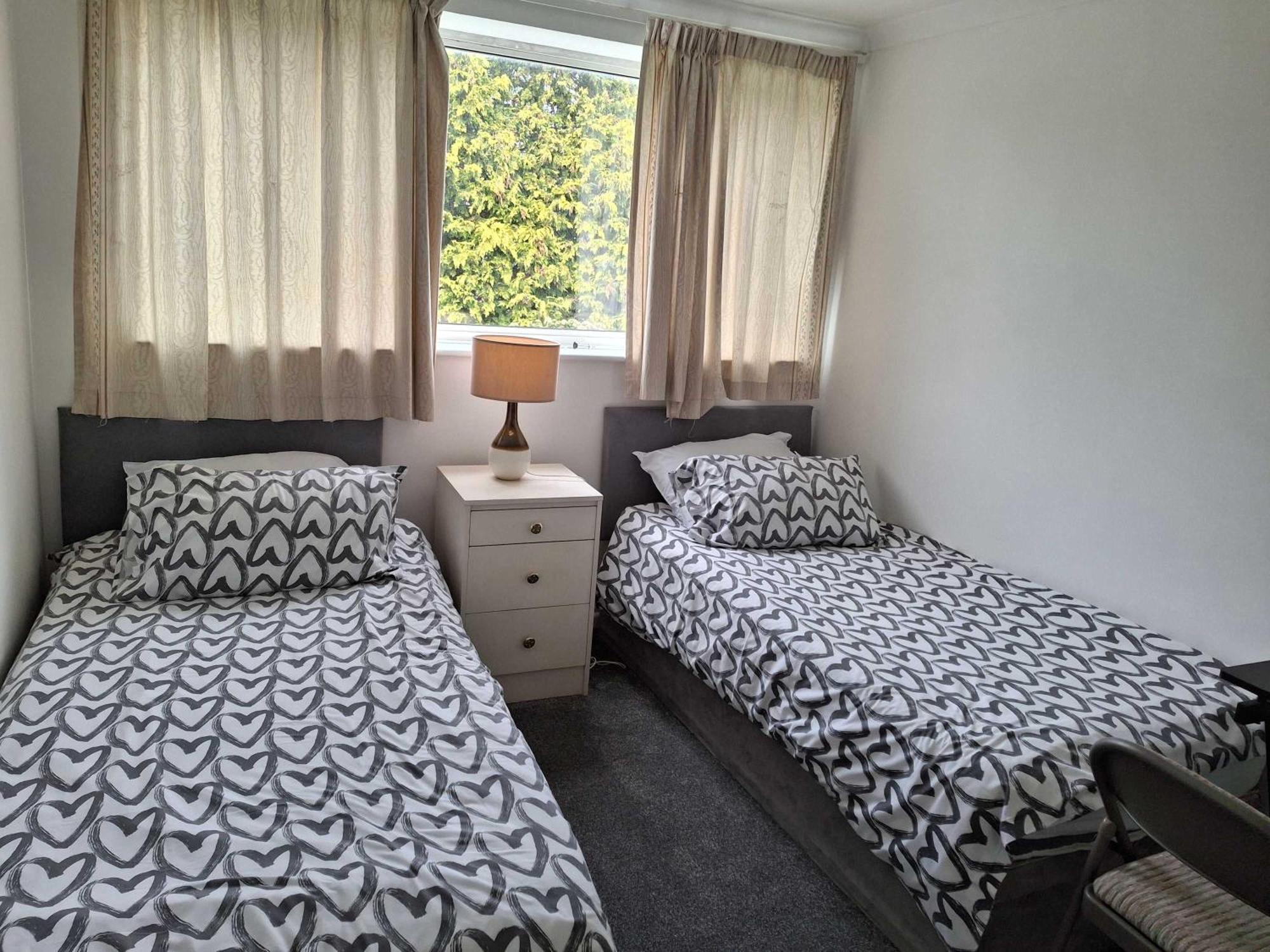 Nicely Decorated 3 Bedroom House Near Heathrow, London Staines-upon-Thames Buitenkant foto