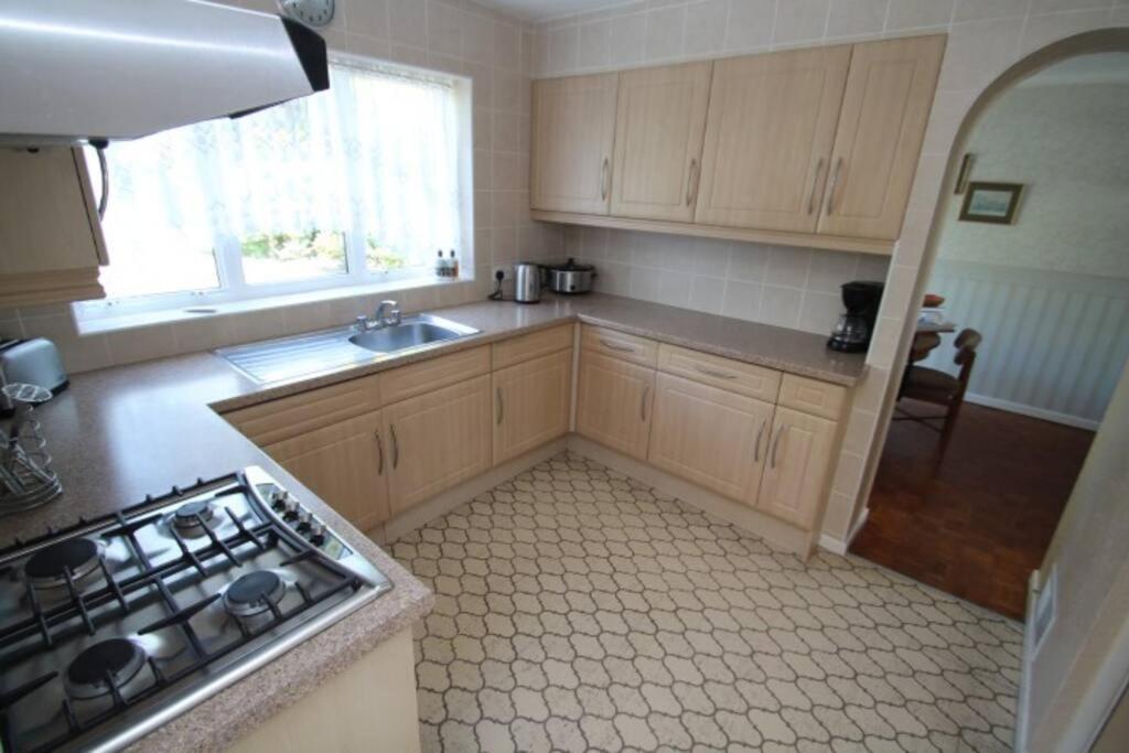 Nicely Decorated 3 Bedroom House Near Heathrow, London Staines-upon-Thames Buitenkant foto