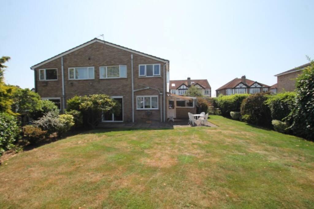 Nicely Decorated 3 Bedroom House Near Heathrow, London Staines-upon-Thames Buitenkant foto